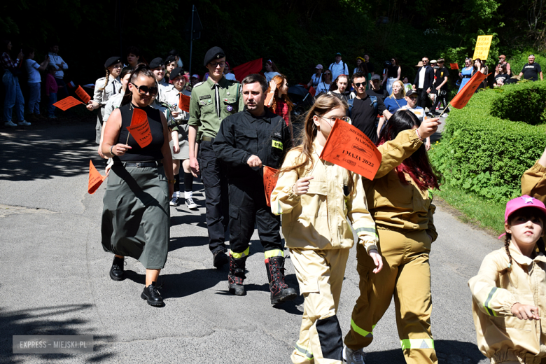 Towarzysze i towarzyszki na ulicach! Pierwszomajowy marsz otworzył Majówkę w Srebrnej Górze [foto]