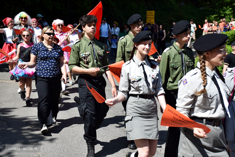 Towarzysze i towarzyszki na ulicach! Pierwszomajowy marsz otworzył Majówkę w Srebrnej Górze [foto]