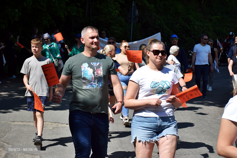 Towarzysze i towarzyszki na ulicach! Pierwszomajowy marsz otworzył Majówkę w Srebrnej Górze [foto]