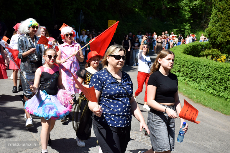 Towarzysze i towarzyszki na ulicach! Pierwszomajowy marsz otworzył Majówkę w Srebrnej Górze [foto]