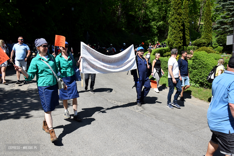 Towarzysze i towarzyszki na ulicach! Pierwszomajowy marsz otworzył Majówkę w Srebrnej Górze [foto]