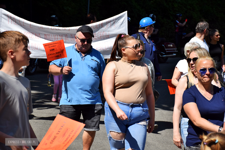 Towarzysze i towarzyszki na ulicach! Pierwszomajowy marsz otworzył Majówkę w Srebrnej Górze [foto]