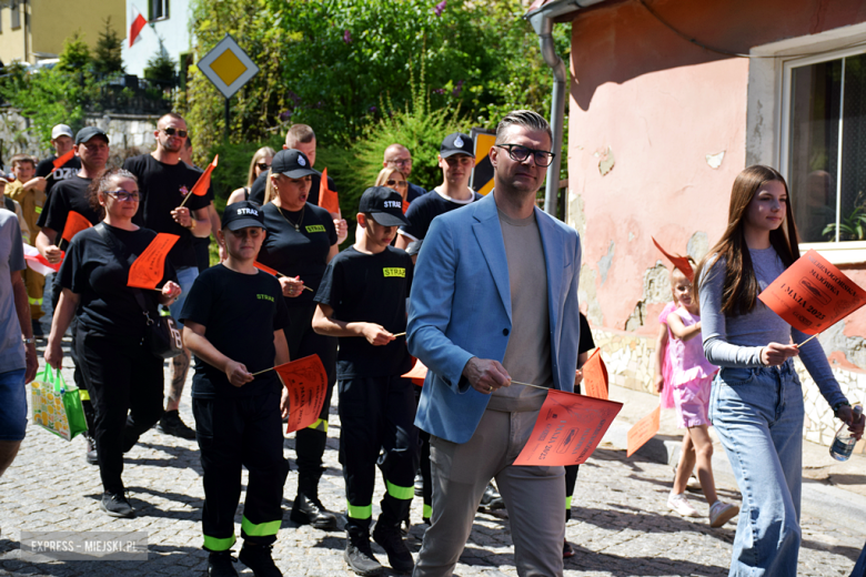 Towarzysze i towarzyszki na ulicach! Pierwszomajowy marsz otworzył Majówkę w Srebrnej Górze [foto]