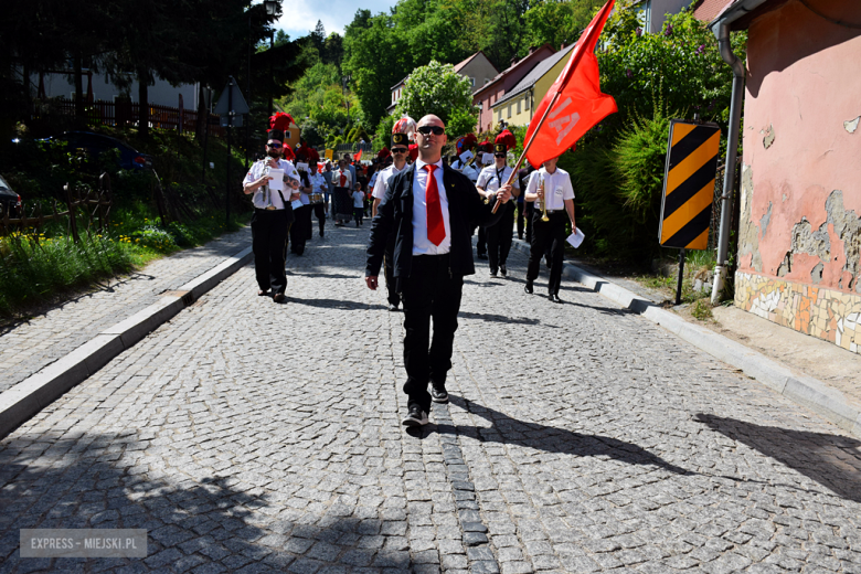 Towarzysze i towarzyszki na ulicach! Pierwszomajowy marsz otworzył Majówkę w Srebrnej Górze [foto]