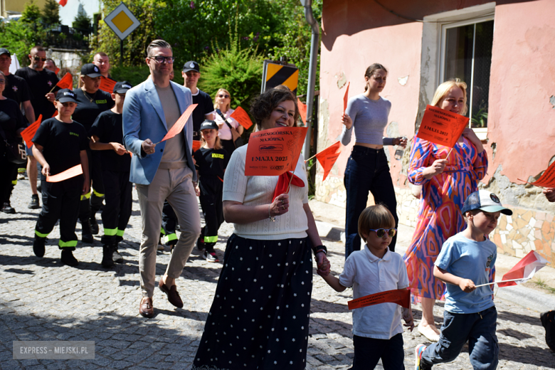 Towarzysze i towarzyszki na ulicach! Pierwszomajowy marsz otworzył Majówkę w Srebrnej Górze [foto]