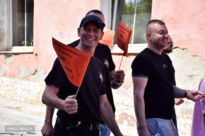 Towarzysze i towarzyszki na ulicach! Pierwszomajowy marsz otworzył Majówkę w Srebrnej Górze [foto]
