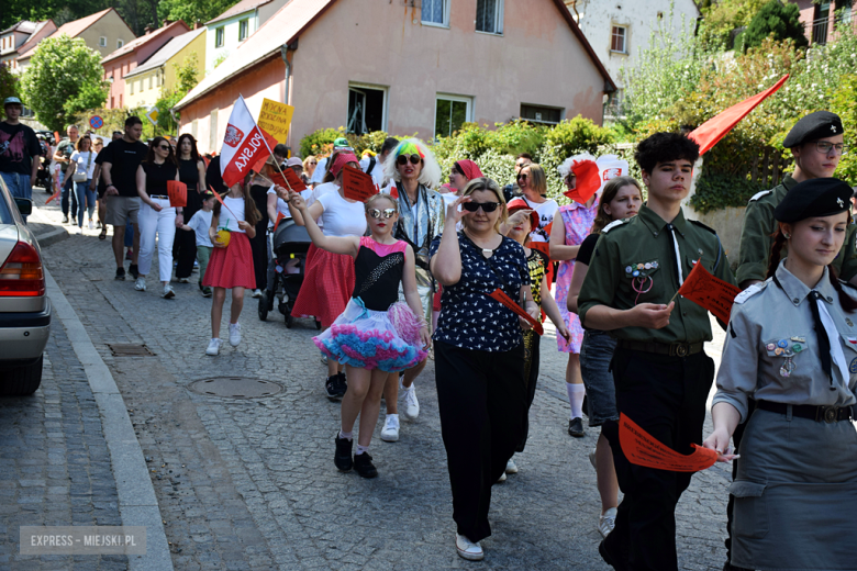 Towarzysze i towarzyszki na ulicach! Pierwszomajowy marsz otworzył Majówkę w Srebrnej Górze [foto]
