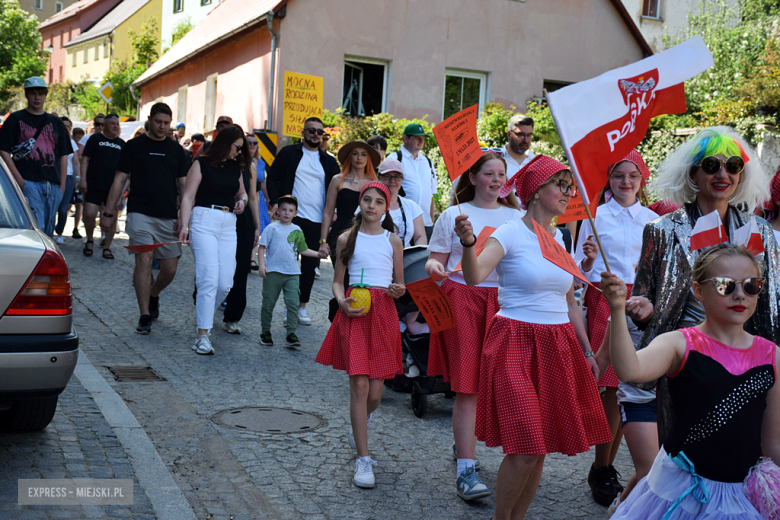 Towarzysze i towarzyszki na ulicach! Pierwszomajowy marsz otworzył Majówkę w Srebrnej Górze [foto]