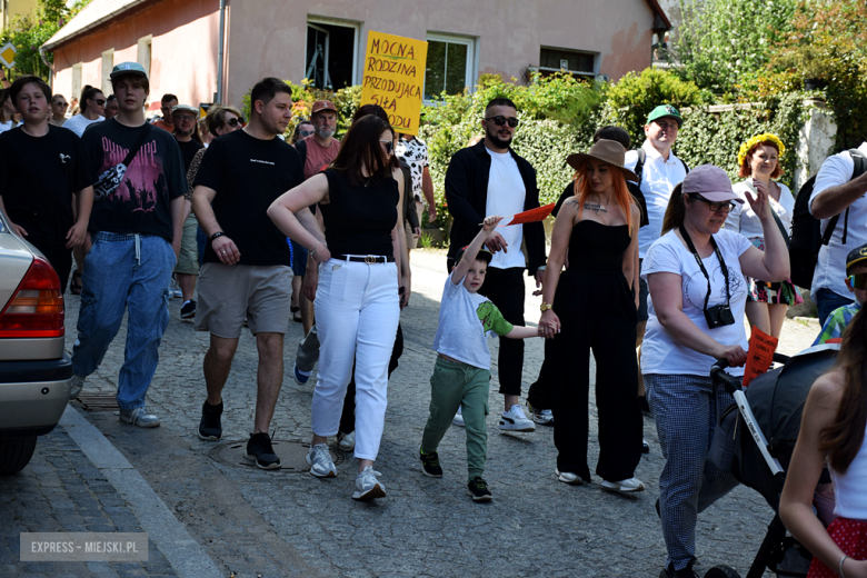 Towarzysze i towarzyszki na ulicach! Pierwszomajowy marsz otworzył Majówkę w Srebrnej Górze [foto]