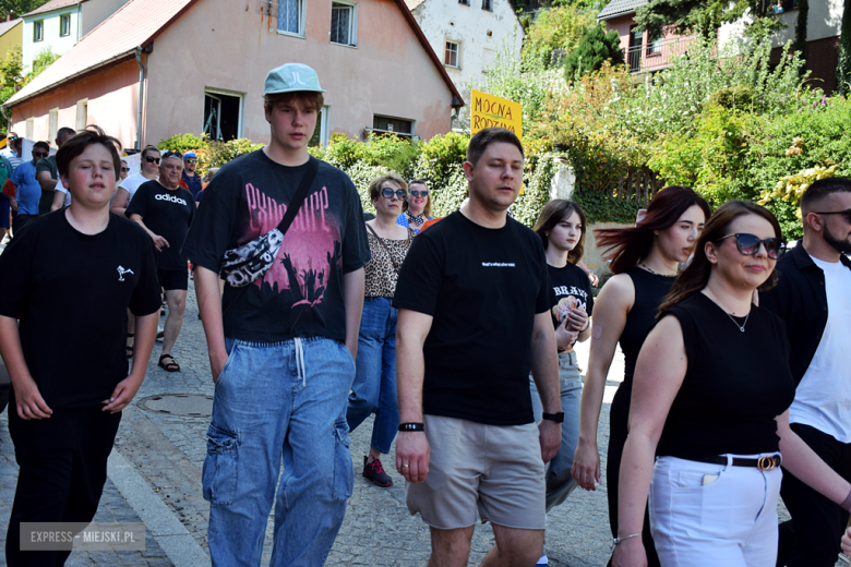Towarzysze i towarzyszki na ulicach! Pierwszomajowy marsz otworzył Majówkę w Srebrnej Górze [foto]