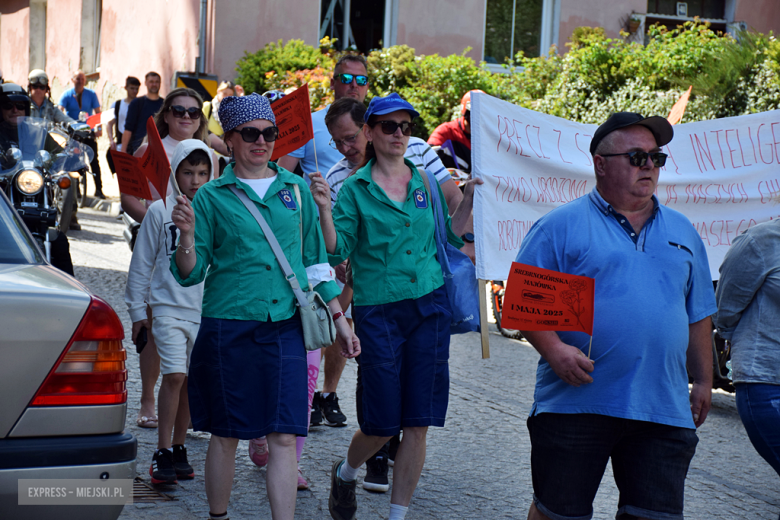 Towarzysze i towarzyszki na ulicach! Pierwszomajowy marsz otworzył Majówkę w Srebrnej Górze [foto]