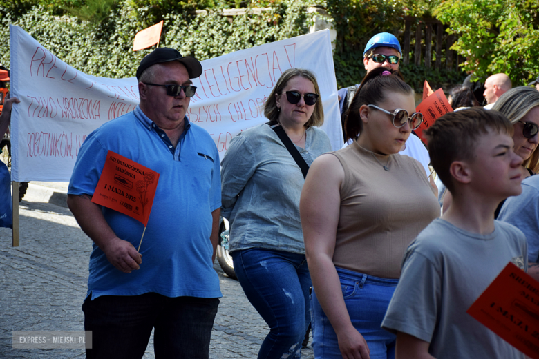 Towarzysze i towarzyszki na ulicach! Pierwszomajowy marsz otworzył Majówkę w Srebrnej Górze [foto]