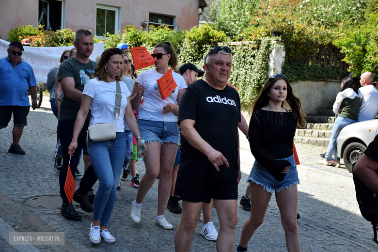 Towarzysze i towarzyszki na ulicach! Pierwszomajowy marsz otworzył Majówkę w Srebrnej Górze [foto]