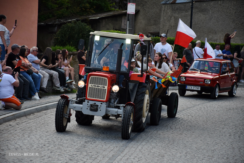 Towarzysze i towarzyszki na ulicach! Pierwszomajowy marsz otworzył Majówkę w Srebrnej Górze [foto]