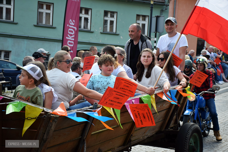 Towarzysze i towarzyszki na ulicach! Pierwszomajowy marsz otworzył Majówkę w Srebrnej Górze [foto]