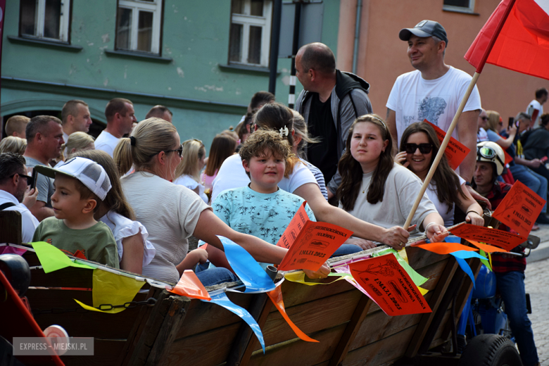 Towarzysze i towarzyszki na ulicach! Pierwszomajowy marsz otworzył Majówkę w Srebrnej Górze [foto]