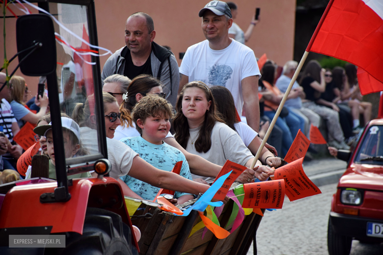 Towarzysze i towarzyszki na ulicach! Pierwszomajowy marsz otworzył Majówkę w Srebrnej Górze [foto]