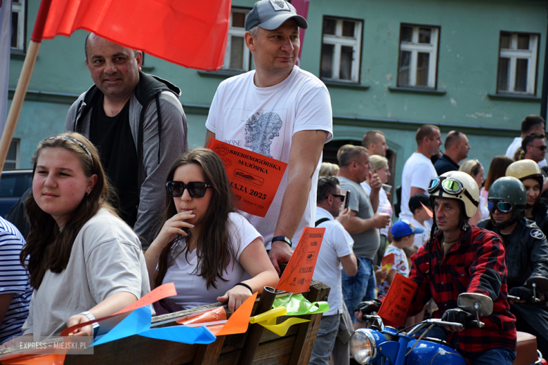 Towarzysze i towarzyszki na ulicach! Pierwszomajowy marsz otworzył Majówkę w Srebrnej Górze [foto]