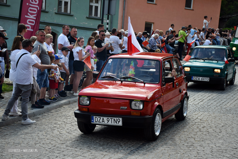 Towarzysze i towarzyszki na ulicach! Pierwszomajowy marsz otworzył Majówkę w Srebrnej Górze [foto]