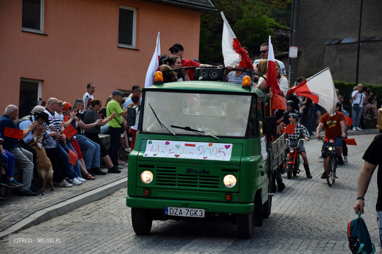 Towarzysze i towarzyszki na ulicach! Pierwszomajowy marsz otworzył Majówkę w Srebrnej Górze [foto]