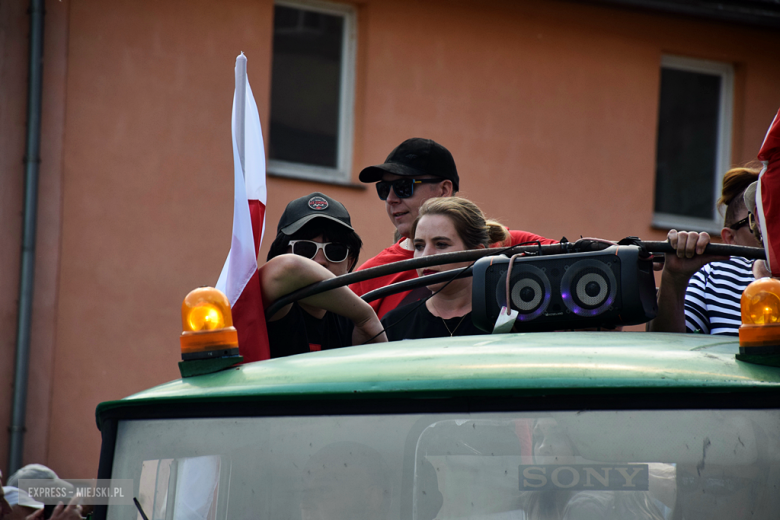 Towarzysze i towarzyszki na ulicach! Pierwszomajowy marsz otworzył Majówkę w Srebrnej Górze [foto]