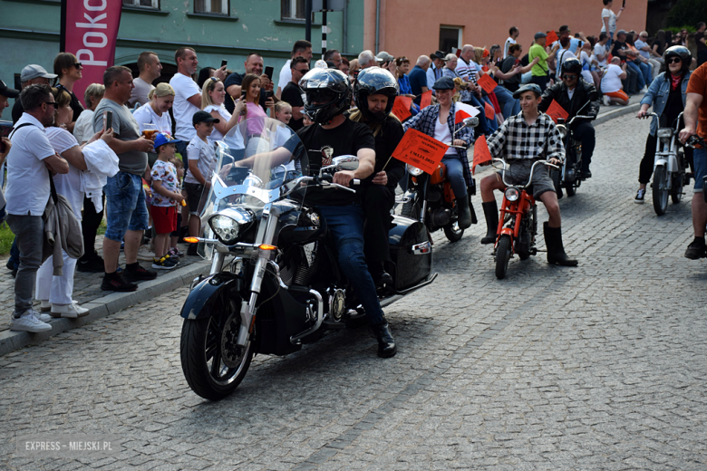 Towarzysze i towarzyszki na ulicach! Pierwszomajowy marsz otworzył Majówkę w Srebrnej Górze [foto]