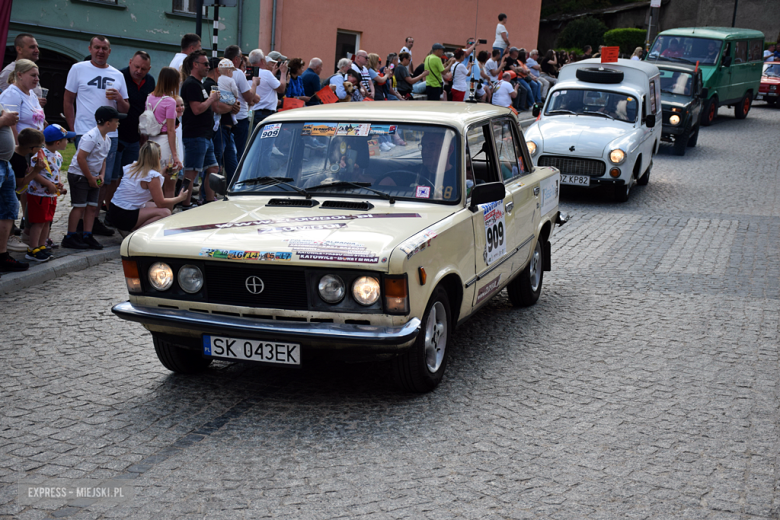 Towarzysze i towarzyszki na ulicach! Pierwszomajowy marsz otworzył Majówkę w Srebrnej Górze [foto]