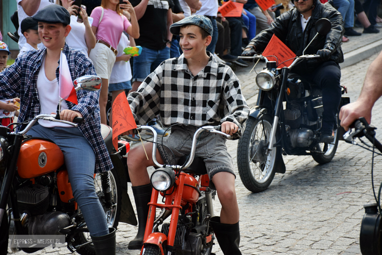 Towarzysze i towarzyszki na ulicach! Pierwszomajowy marsz otworzył Majówkę w Srebrnej Górze [foto]