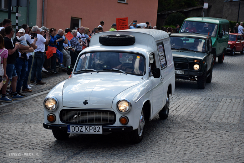 Towarzysze i towarzyszki na ulicach! Pierwszomajowy marsz otworzył Majówkę w Srebrnej Górze [foto]