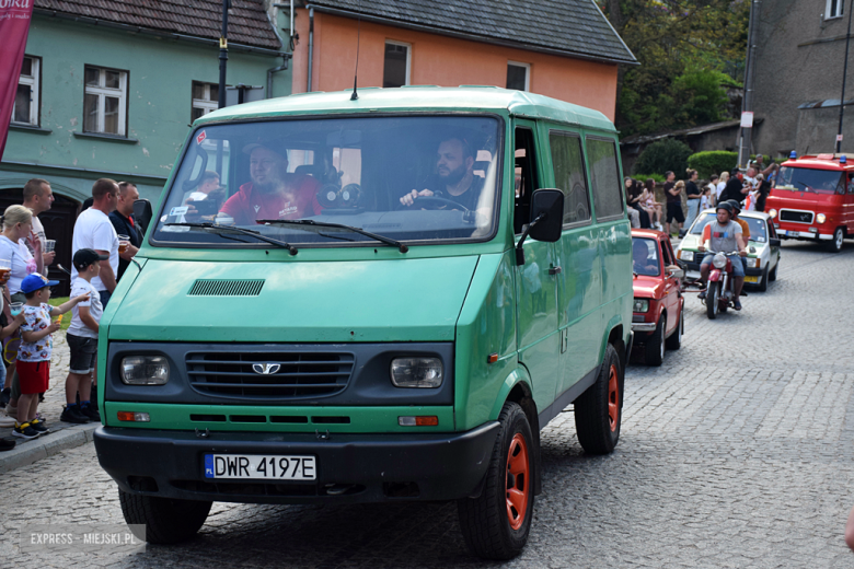 Towarzysze i towarzyszki na ulicach! Pierwszomajowy marsz otworzył Majówkę w Srebrnej Górze [foto]