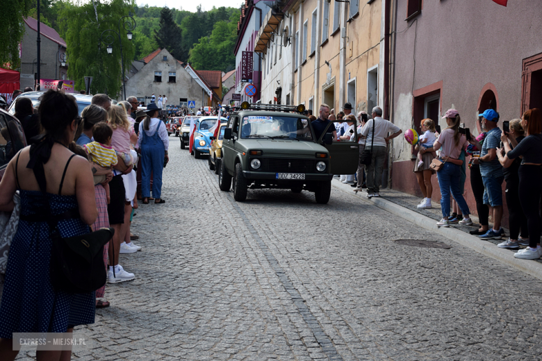 Towarzysze i towarzyszki na ulicach! Pierwszomajowy marsz otworzył Majówkę w Srebrnej Górze [foto]