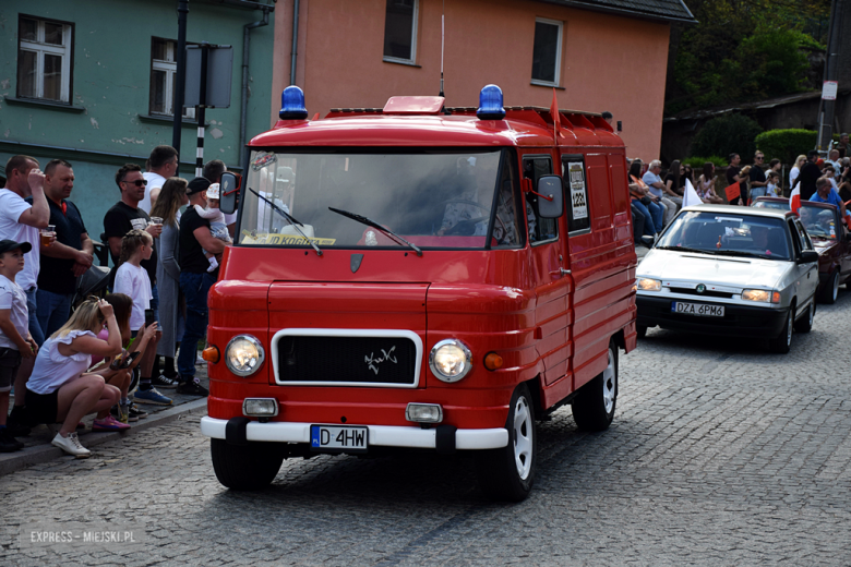 Towarzysze i towarzyszki na ulicach! Pierwszomajowy marsz otworzył Majówkę w Srebrnej Górze [foto]