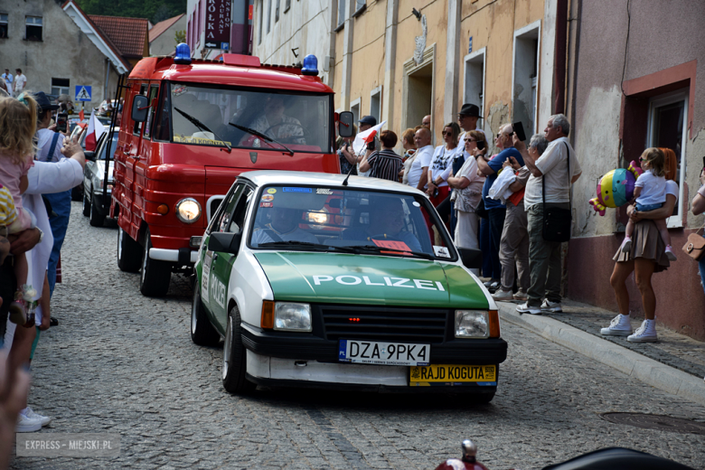 Towarzysze i towarzyszki na ulicach! Pierwszomajowy marsz otworzył Majówkę w Srebrnej Górze [foto]