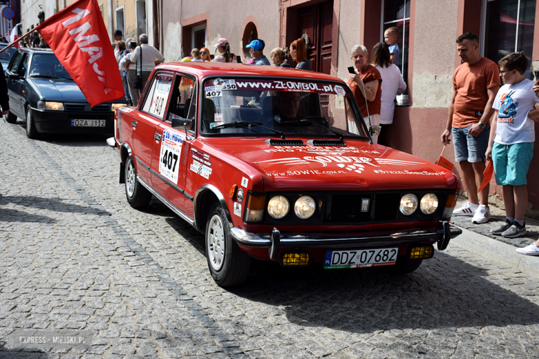 Towarzysze i towarzyszki na ulicach! Pierwszomajowy marsz otworzył Majówkę w Srebrnej Górze [foto]