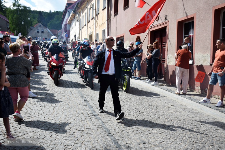 Towarzysze i towarzyszki na ulicach! Pierwszomajowy marsz otworzył Majówkę w Srebrnej Górze [foto]