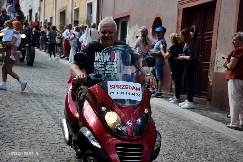 Towarzysze i towarzyszki na ulicach! Pierwszomajowy marsz otworzył Majówkę w Srebrnej Górze [foto]