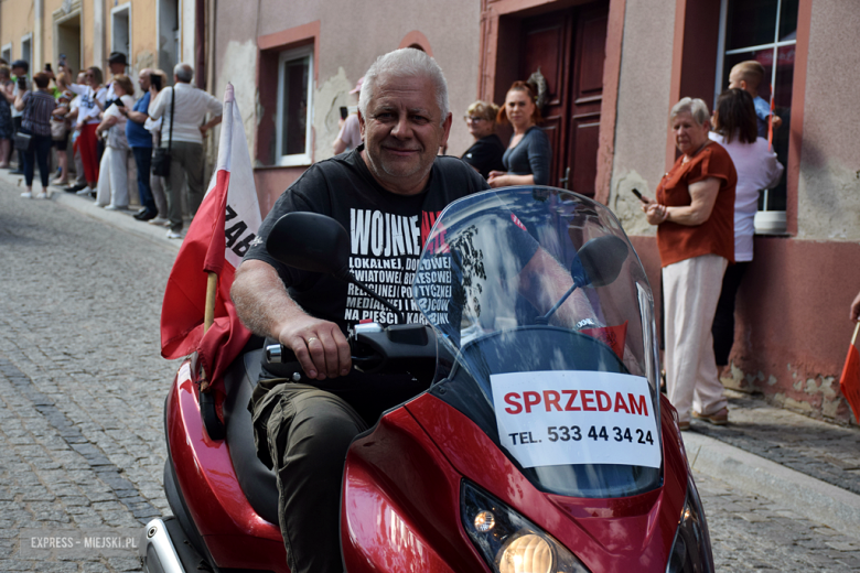 Towarzysze i towarzyszki na ulicach! Pierwszomajowy marsz otworzył Majówkę w Srebrnej Górze [foto]