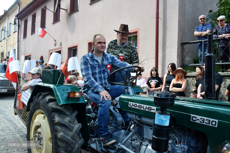 Towarzysze i towarzyszki na ulicach! Pierwszomajowy marsz otworzył Majówkę w Srebrnej Górze [foto]