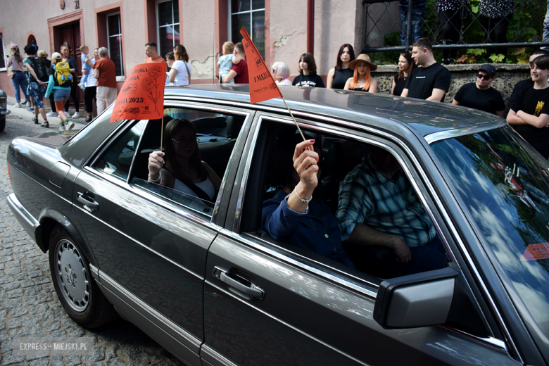 Towarzysze i towarzyszki na ulicach! Pierwszomajowy marsz otworzył Majówkę w Srebrnej Górze [foto]