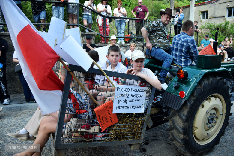 Towarzysze i towarzyszki na ulicach! Pierwszomajowy marsz otworzył Majówkę w Srebrnej Górze [foto]