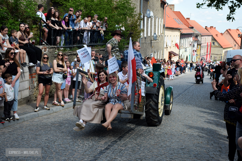 Towarzysze i towarzyszki na ulicach! Pierwszomajowy marsz otworzył Majówkę w Srebrnej Górze [foto]