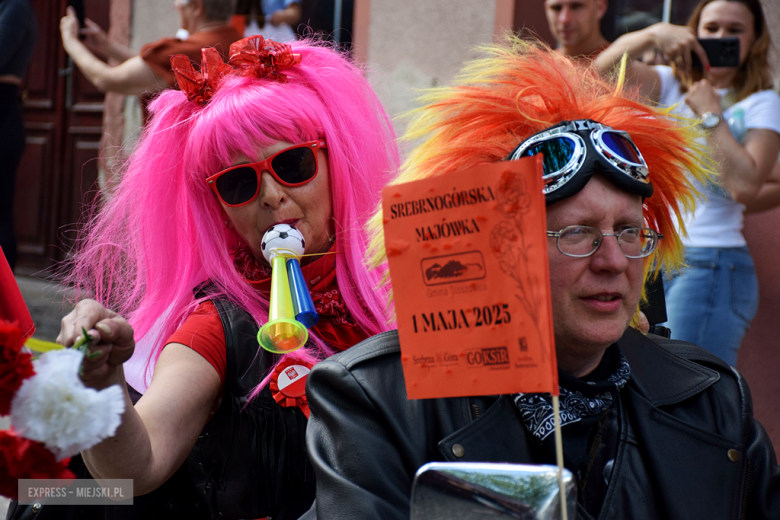 Towarzysze i towarzyszki na ulicach! Pierwszomajowy marsz otworzył Majówkę w Srebrnej Górze [foto]