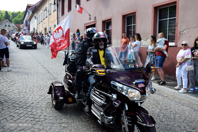 Towarzysze i towarzyszki na ulicach! Pierwszomajowy marsz otworzył Majówkę w Srebrnej Górze [foto]