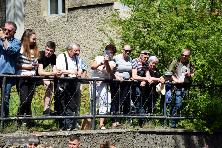 Towarzysze i towarzyszki na ulicach! Pierwszomajowy marsz otworzył Majówkę w Srebrnej Górze [foto]