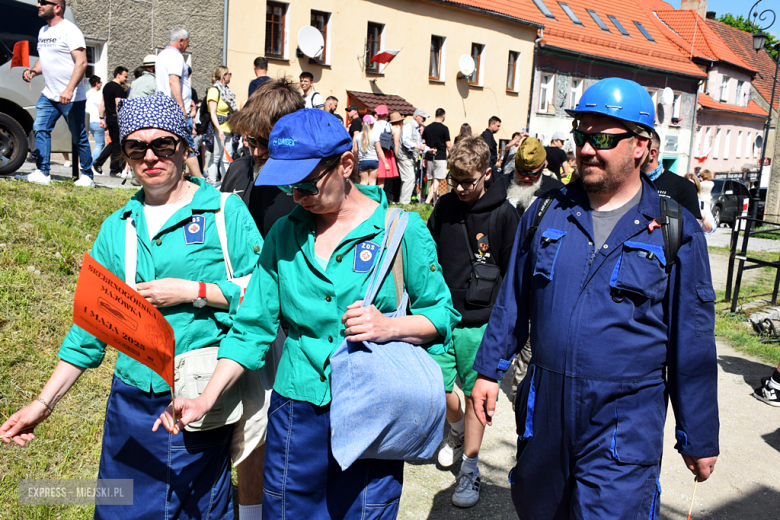 Towarzysze i towarzyszki na ulicach! Pierwszomajowy marsz otworzył Majówkę w Srebrnej Górze [foto]