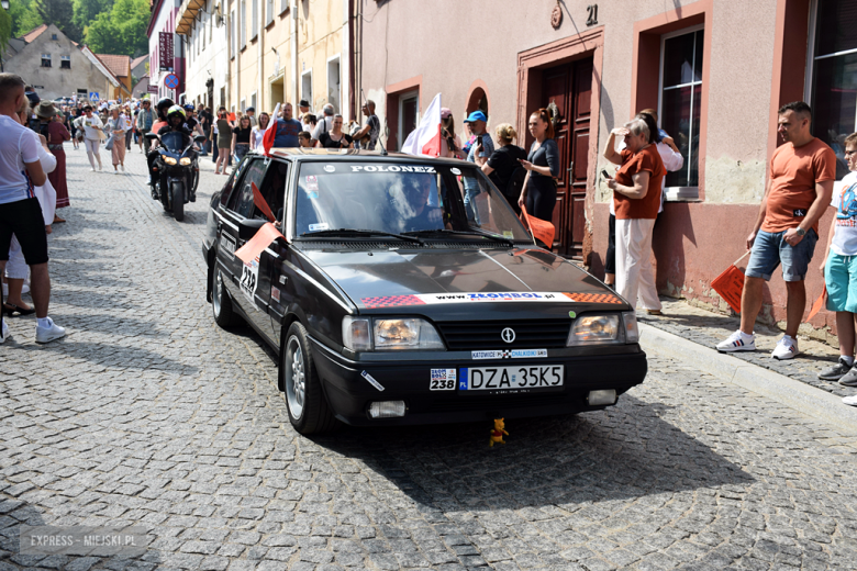 Towarzysze i towarzyszki na ulicach! Pierwszomajowy marsz otworzył Majówkę w Srebrnej Górze [foto]