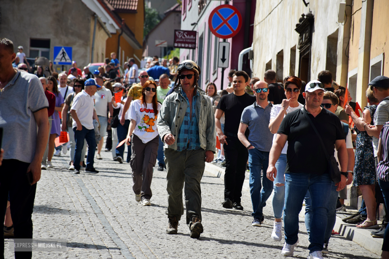 Towarzysze i towarzyszki na ulicach! Pierwszomajowy marsz otworzył Majówkę w Srebrnej Górze [foto]