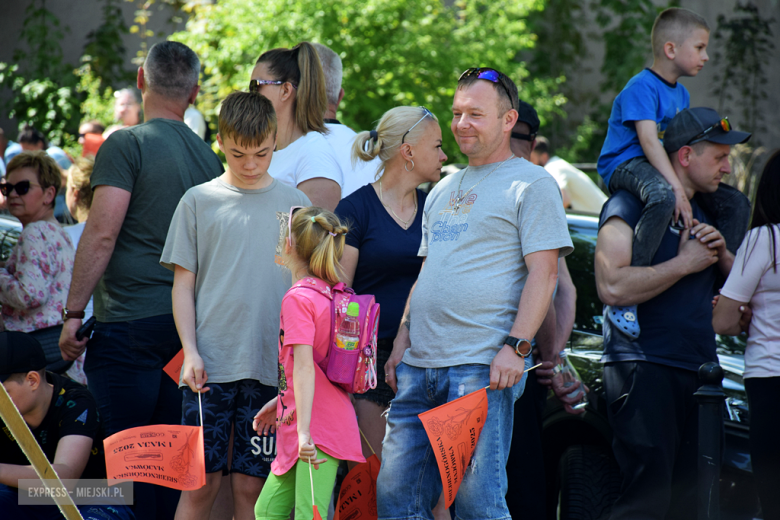 Towarzysze i towarzyszki na ulicach! Pierwszomajowy marsz otworzył Majówkę w Srebrnej Górze [foto]