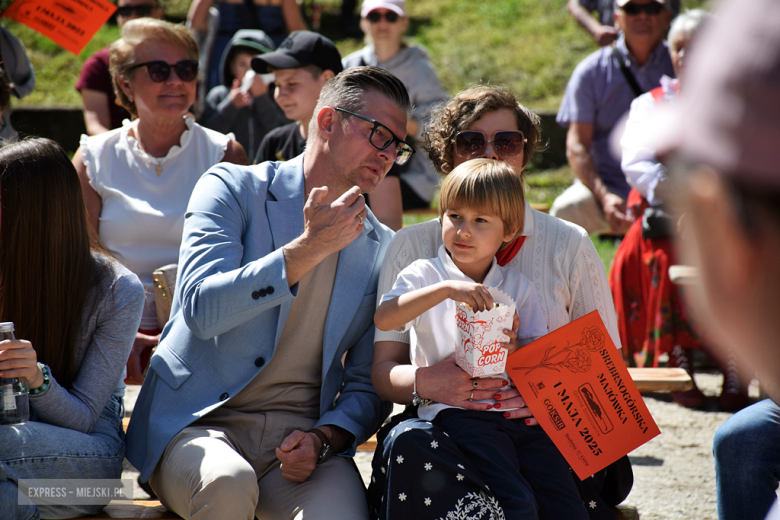 Towarzysze i towarzyszki na ulicach! Pierwszomajowy marsz otworzył Majówkę w Srebrnej Górze [foto]