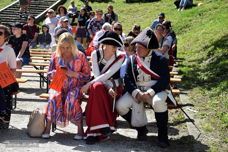 Towarzysze i towarzyszki na ulicach! Pierwszomajowy marsz otworzył Majówkę w Srebrnej Górze [foto]